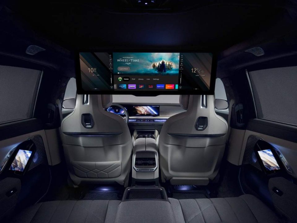 BMW i7 vem com tela de 31 polegadas, de alta resolução, que transforma o carro em cinema